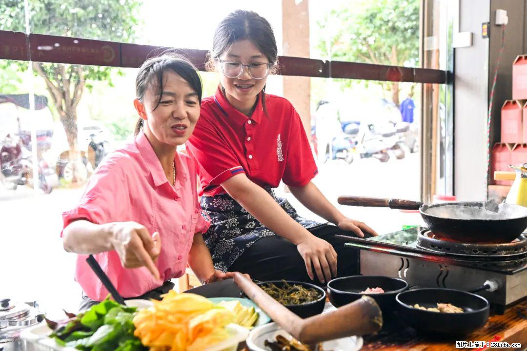 全网追的“扁担女孩”，找了一份暑假工，时薪12元 - 澳门生活资讯 - 澳门28生活网 am.28life.com