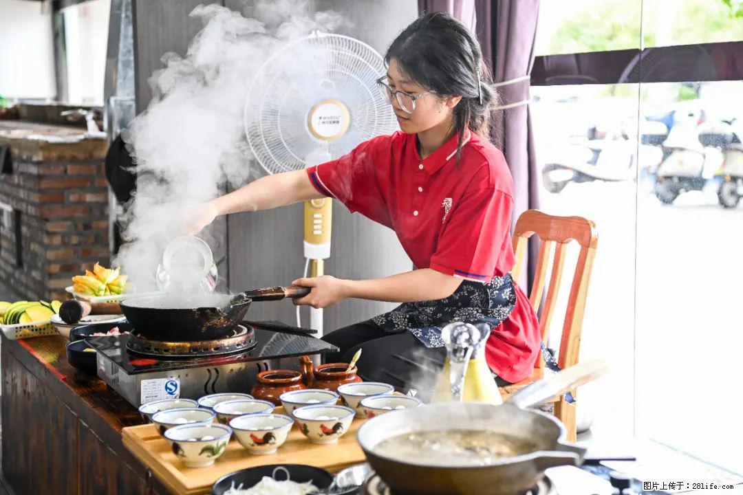全网追的“扁担女孩”，找了一份暑假工，时薪12元 - 澳门生活资讯 - 澳门28生活网 am.28life.com